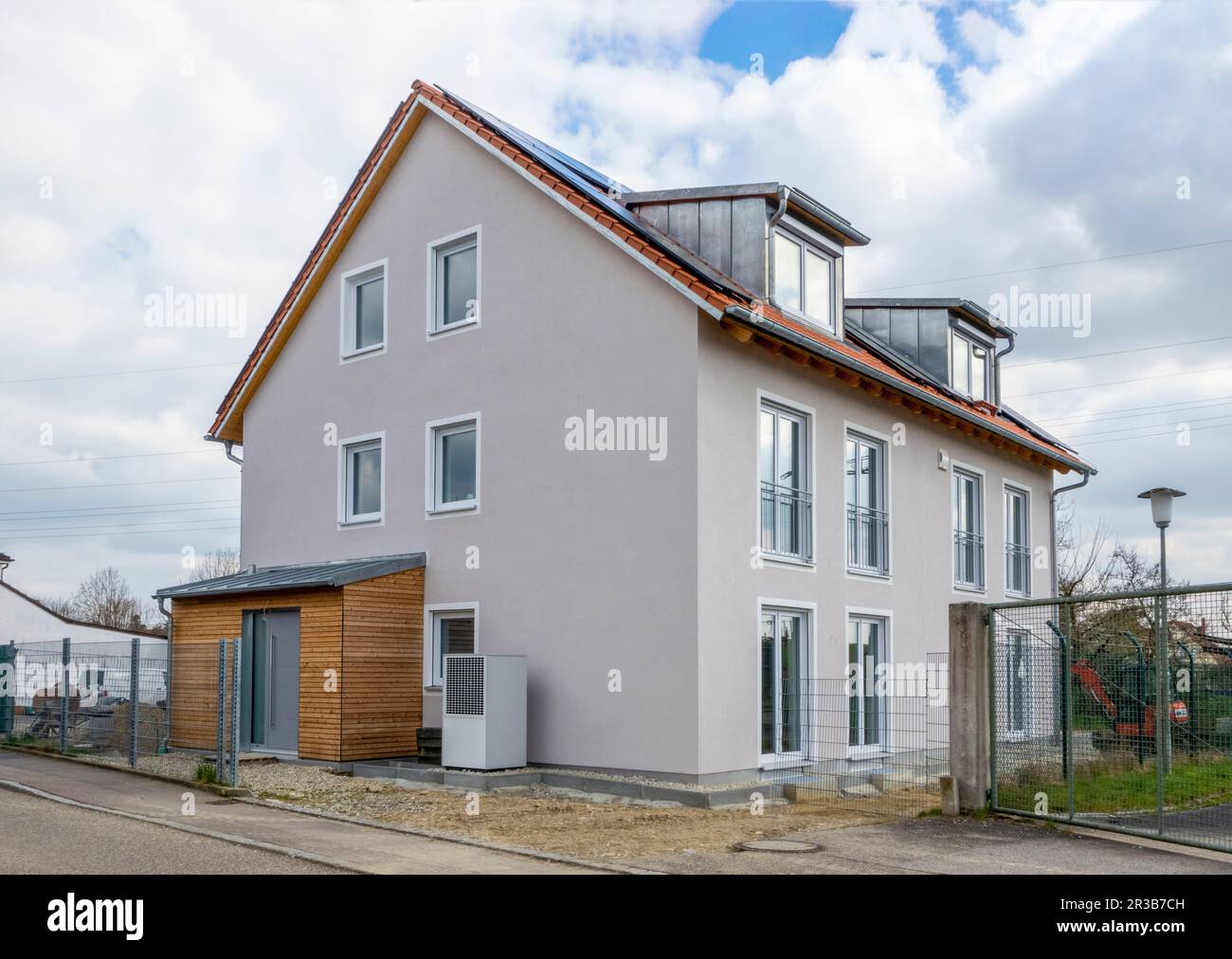 Deutschland, Bayern, Odelzhausen, Außenansicht eines modernen Einfamilienhauses mit Schuppen und Wärmepumpe Stockfoto