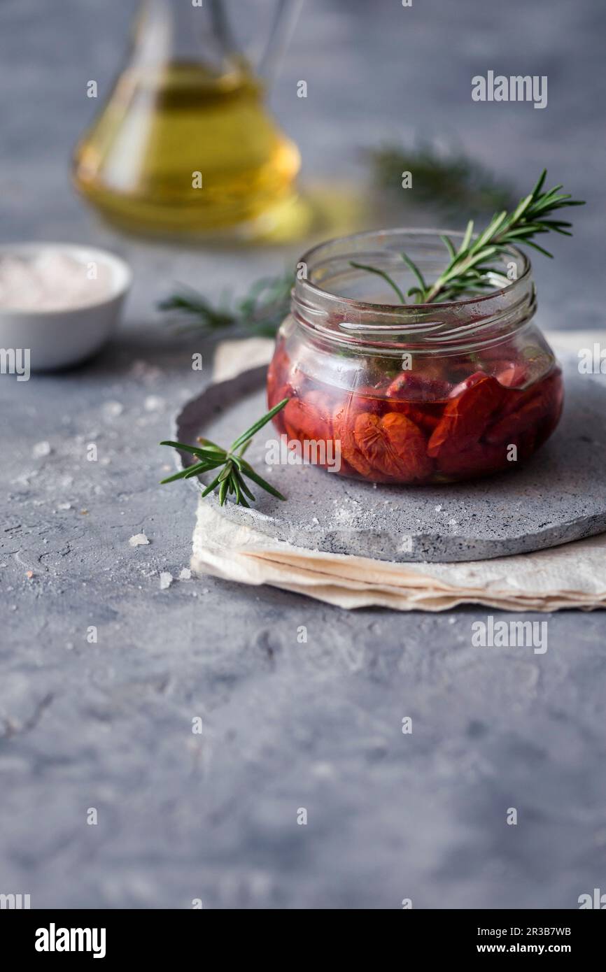 Hausgemachte sonnengetrocknete Tomaten mit Rosmarin in Olivenöl Stockfoto