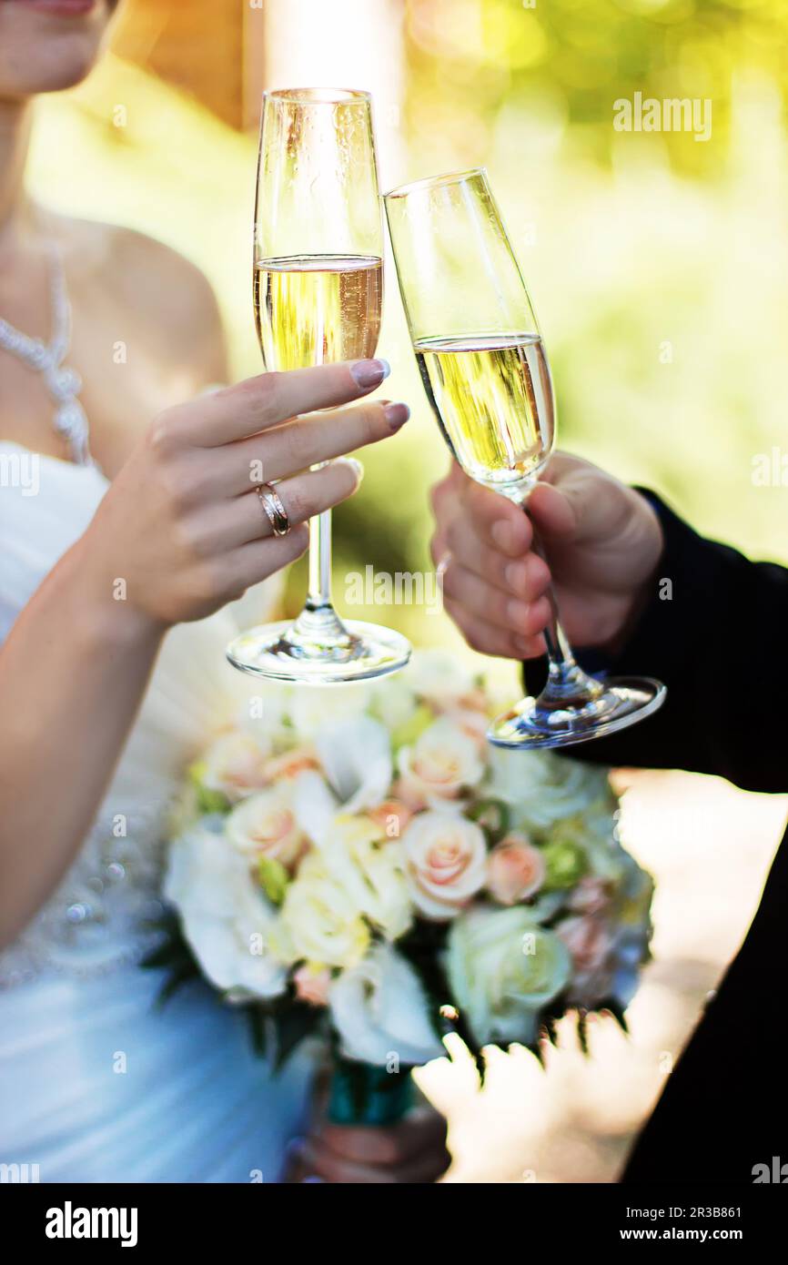 Braut und Bräutigam klirrende Gläser am Hochzeitstag. Braut und Bräutigam mit Champagner Gläser klinken Stockfoto