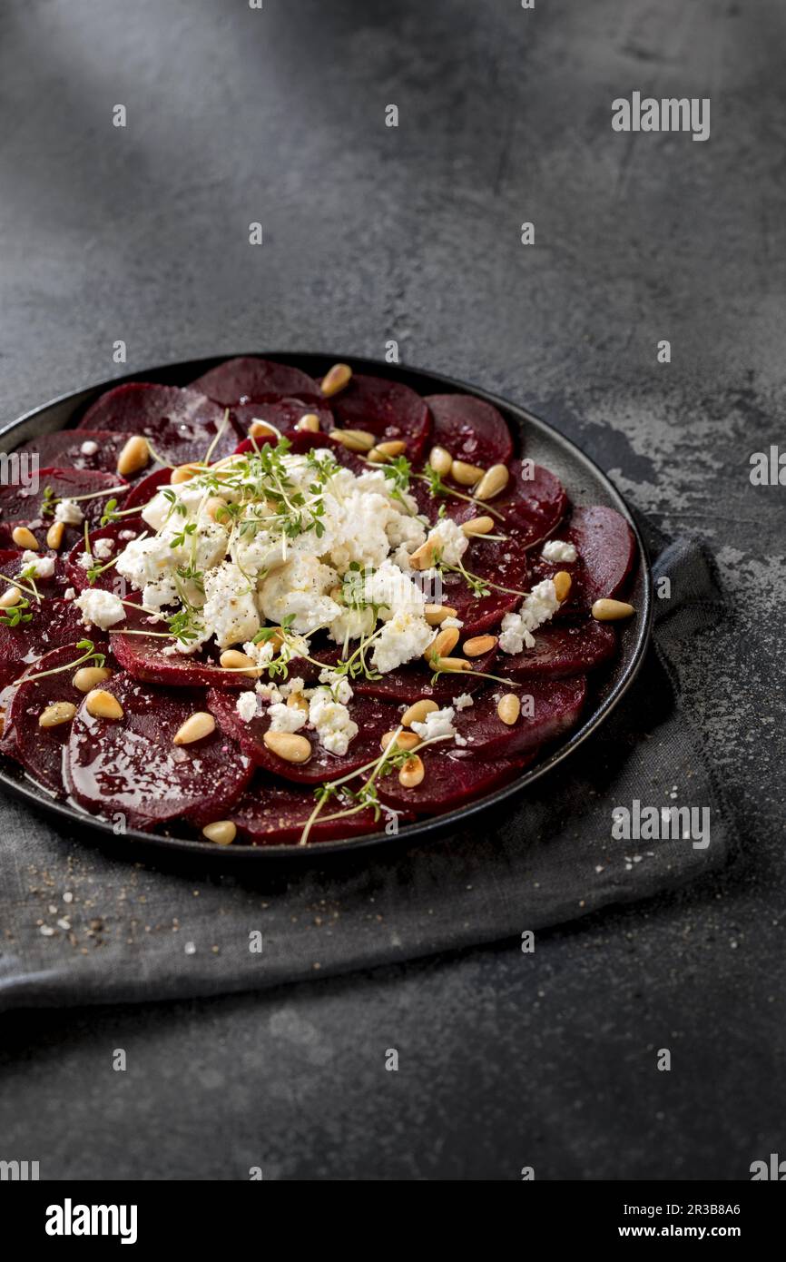 Rote Rüben mit Ziegenkäse, Pinienkernen, Kresse, Olivenöl, Salz und Pfeffer Stockfoto