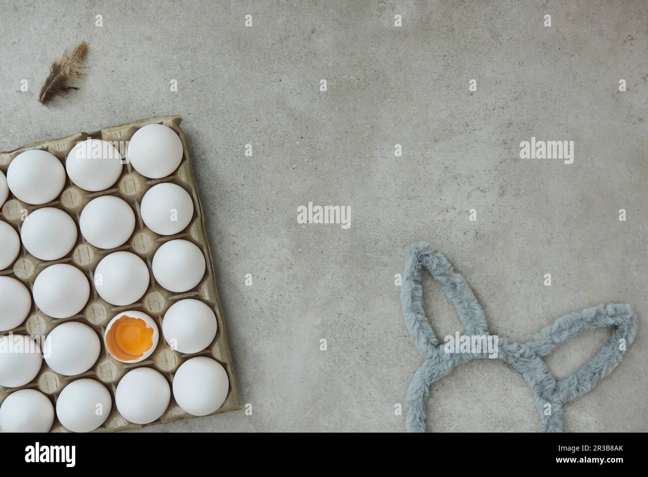 Ei-Still-Leben mit einem Knackei und einem Osterhasen Stockfoto