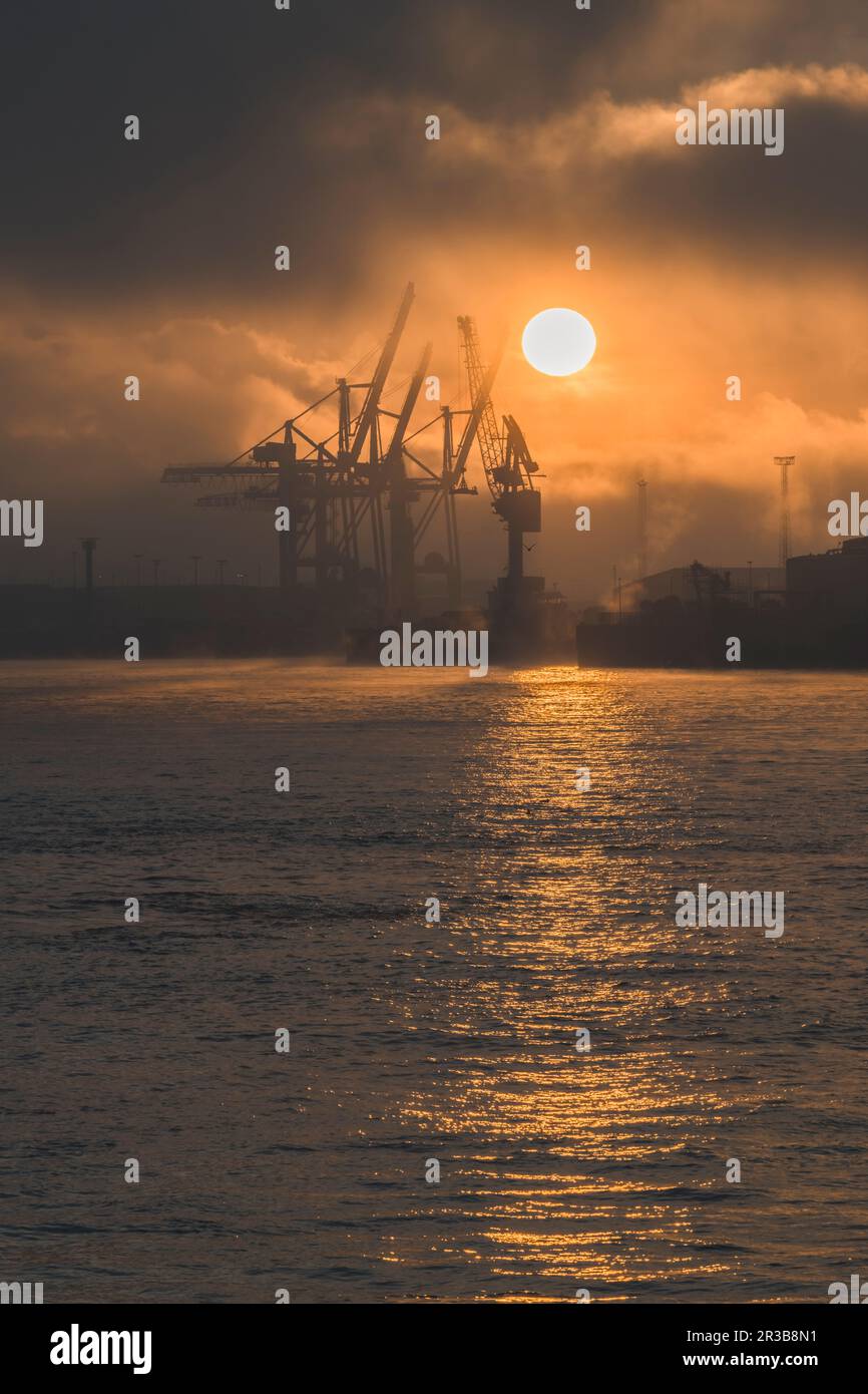 Deutschland, Hamburg, Hamburger Hafen bei bewölktem Sonnenaufgang Stockfoto