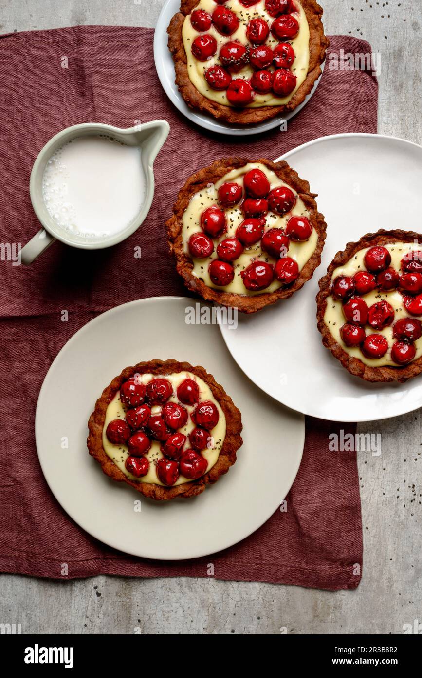 Puddingtörtchen mit Kirschen Stockfoto