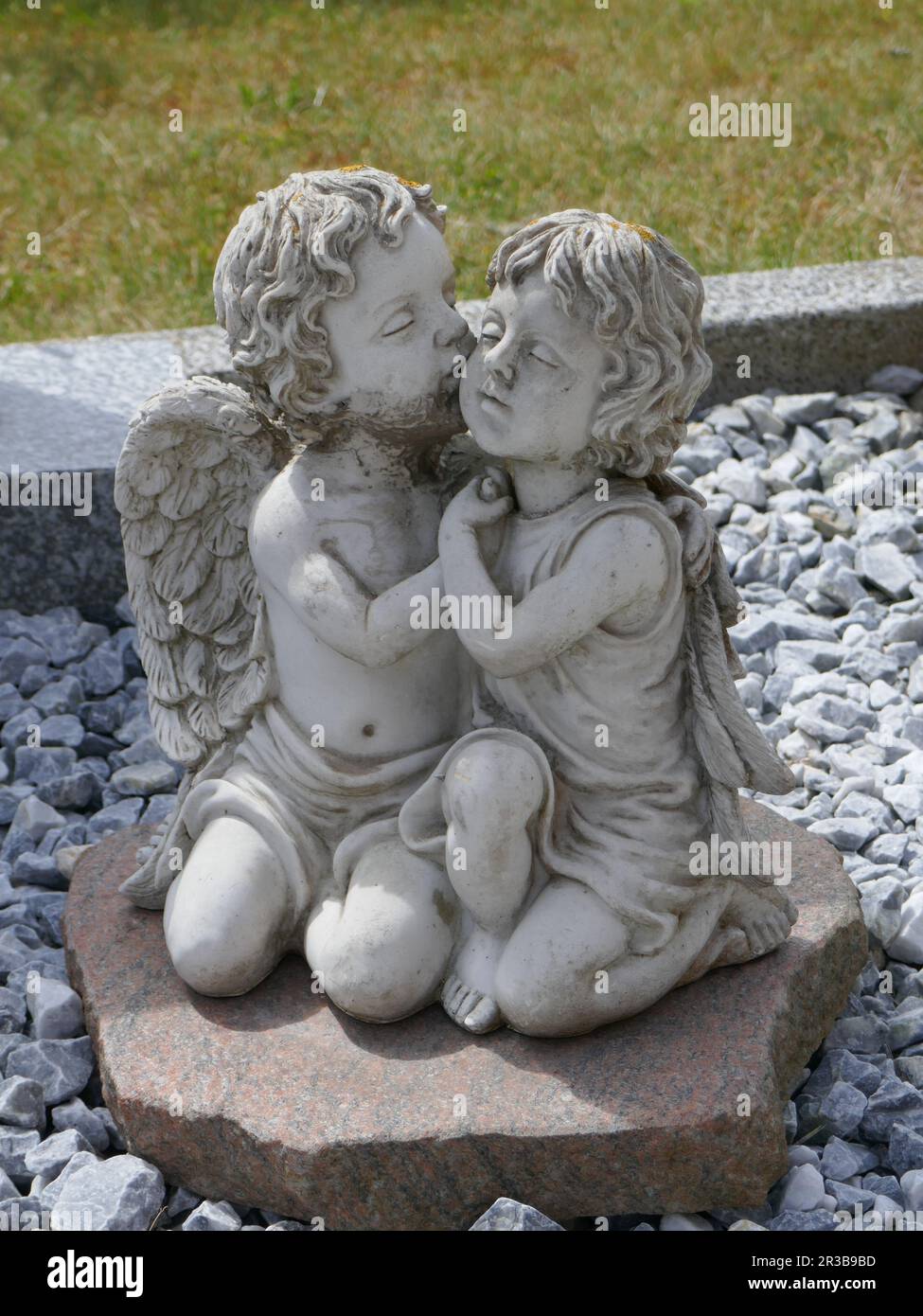 Zwei Grabengel umarmen sich Stockfoto