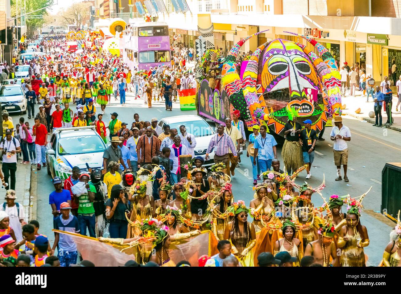 Schwimmer und schicke Kostüme beim Gauteng Carnival in Pretoria Stockfoto