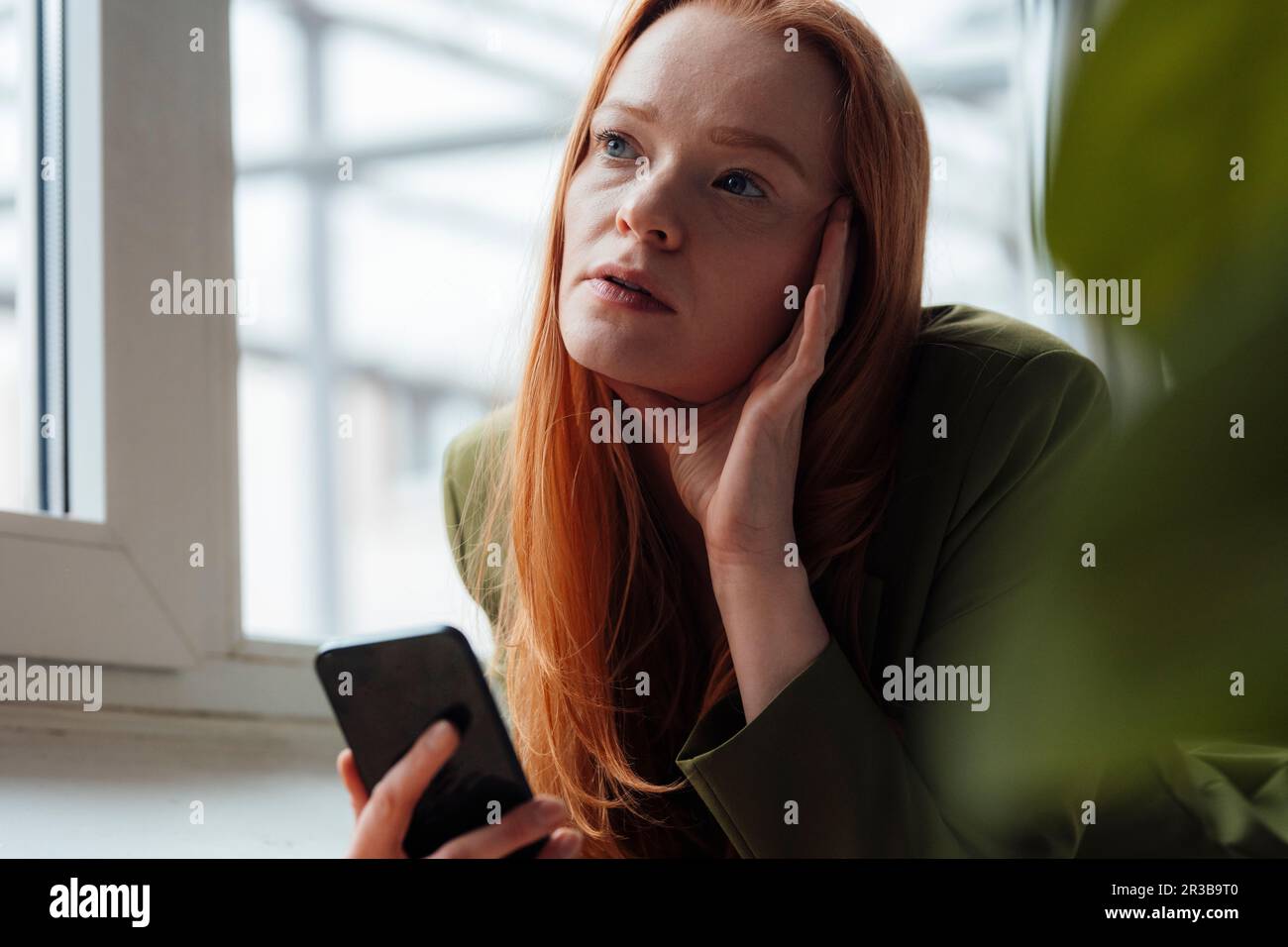 Besorgte Frau mit Smartphone Stockfoto