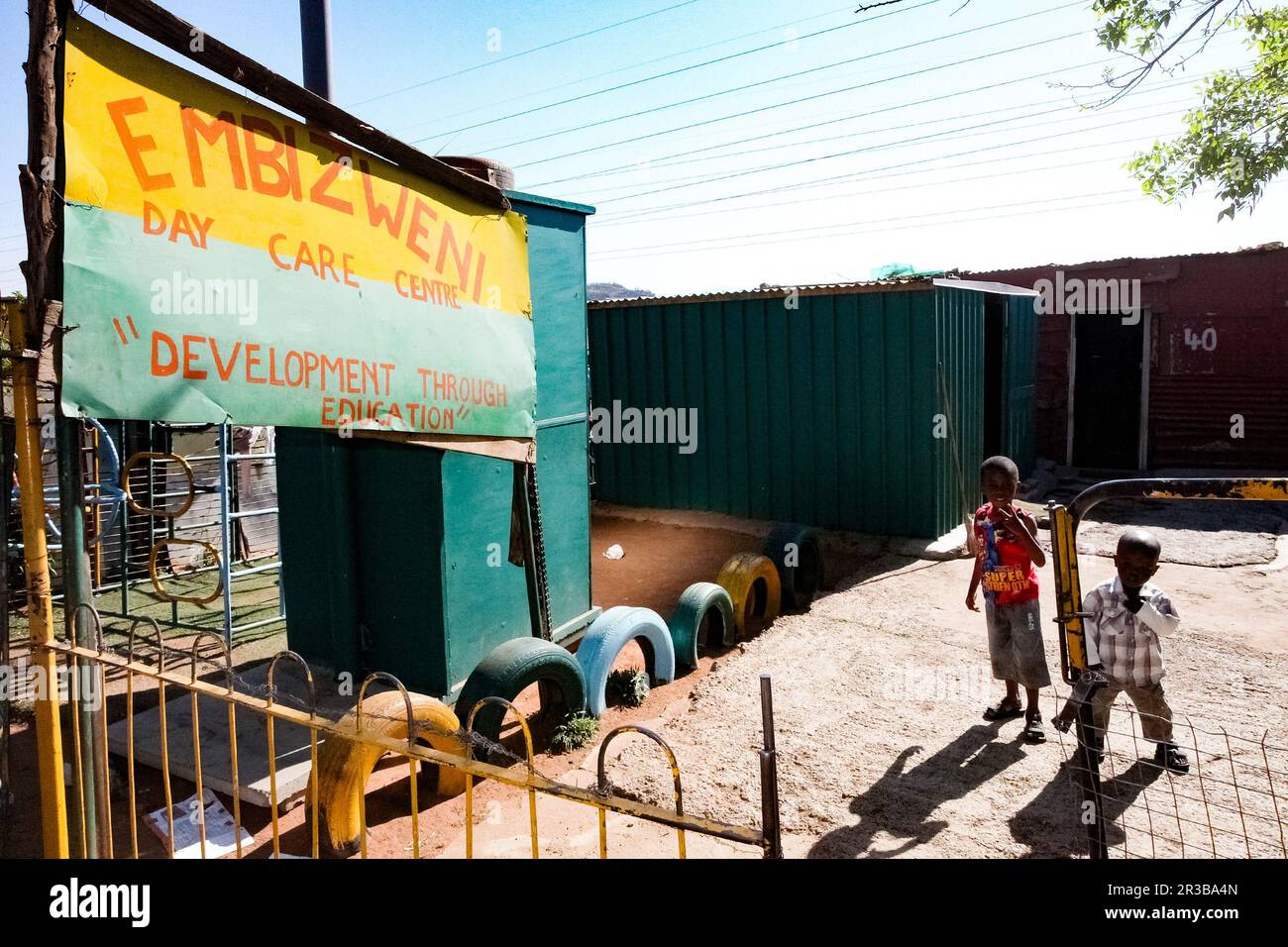 Junge afrikanische Kinder in der Kindergartenschule in der kleinen Kinderkrippe im Vorort Soweto Stockfoto