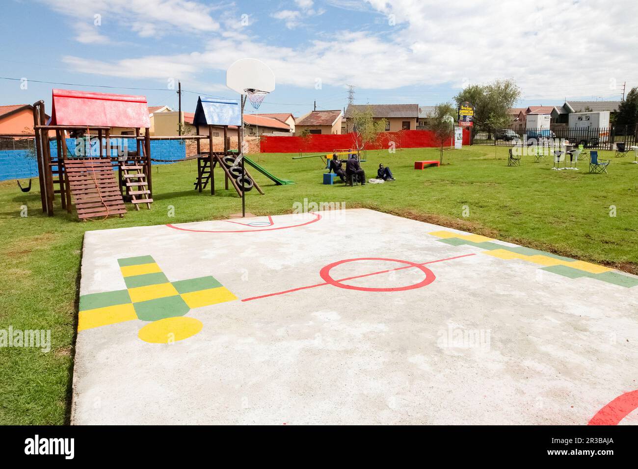 Basketballfeld und andere Parkausrüstung auf einem öffentlichen Spielplatz vor Ort Stockfoto