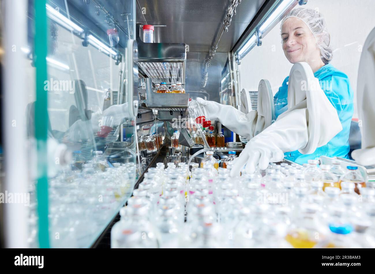 Wissenschaftler im mikrobiologischen Sicherheitswerkbank-Labor Stockfoto