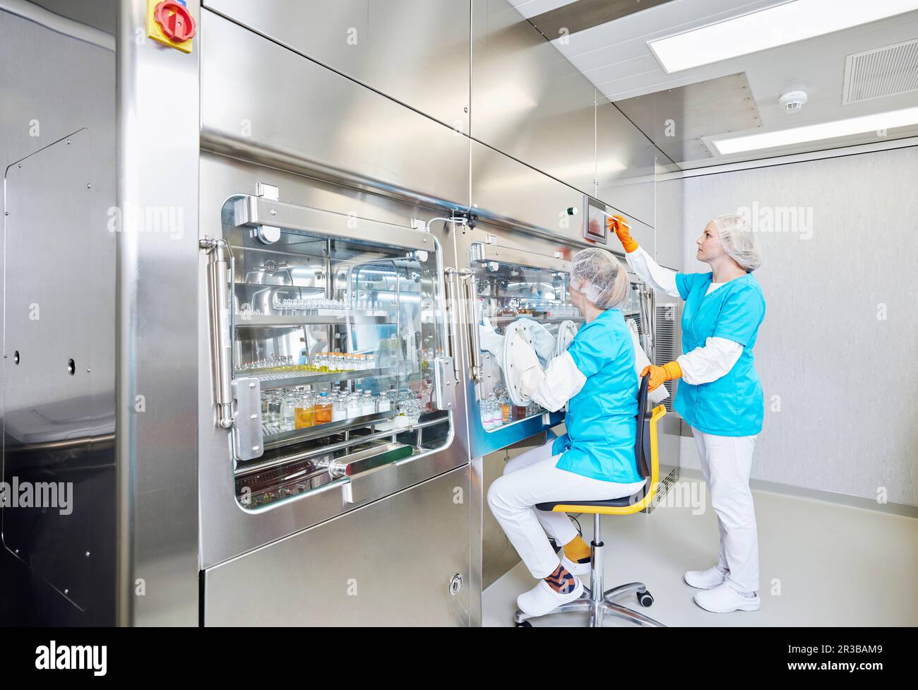 Medizinische Kollegen, die mit Chemikalien im mikrobiologischen Labor arbeiten Stockfoto