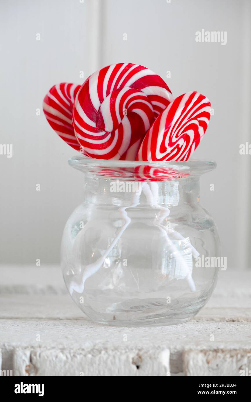Rot-weiß wirbelte Lollies in einem Glasgefäß Stockfoto
