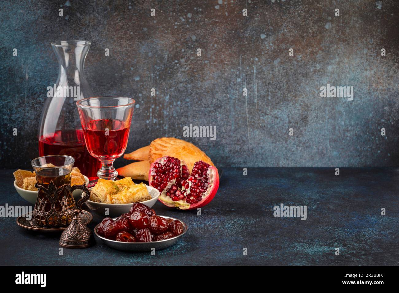 Ramadan kareem Iftar-Mahlzeit mit Datteln, Baklava, traditionellen arabischen Süßigkeiten, Obst, arabischem Tee und Rosen-Sherbet-Getränk Stockfoto
