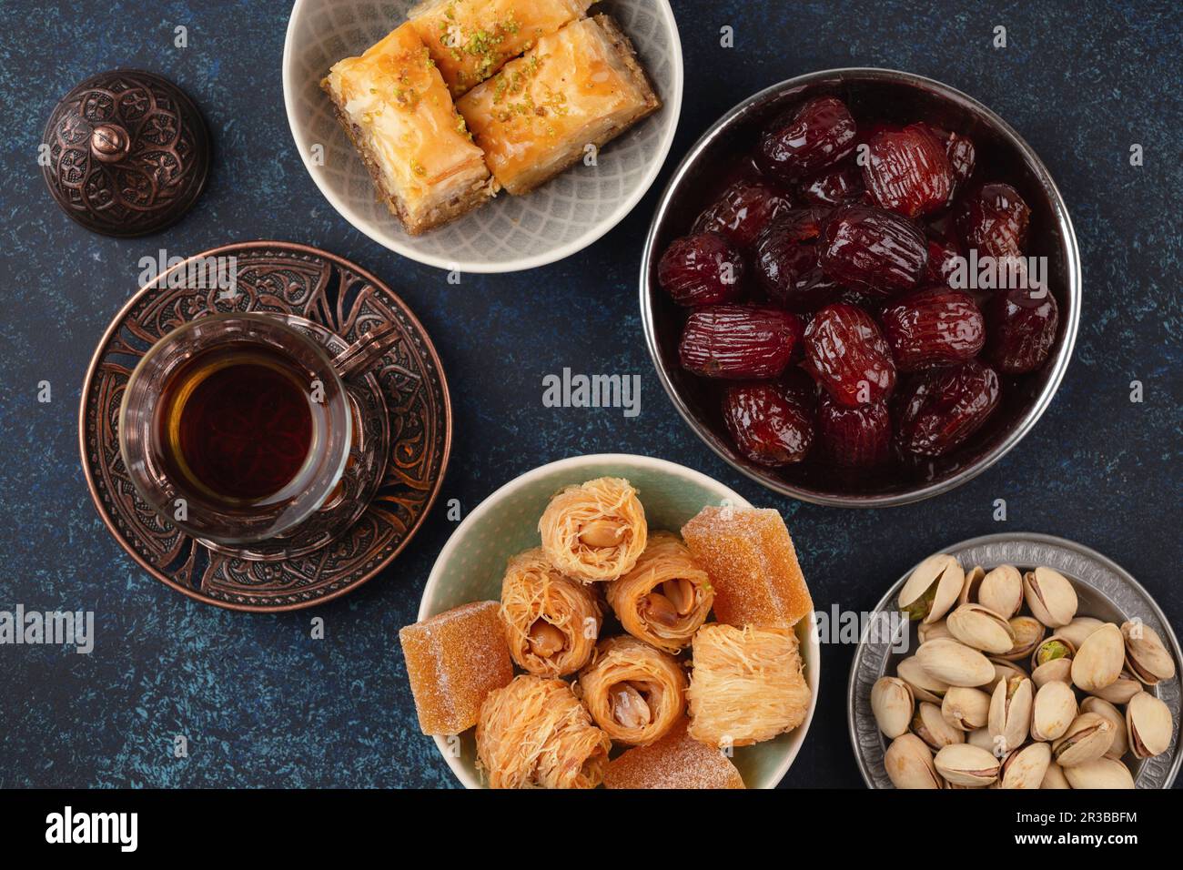 Traditioneller arabischer frischer heißer Tee mit Süßigkeiten, Baklava, Datteln und Lokum Stockfoto