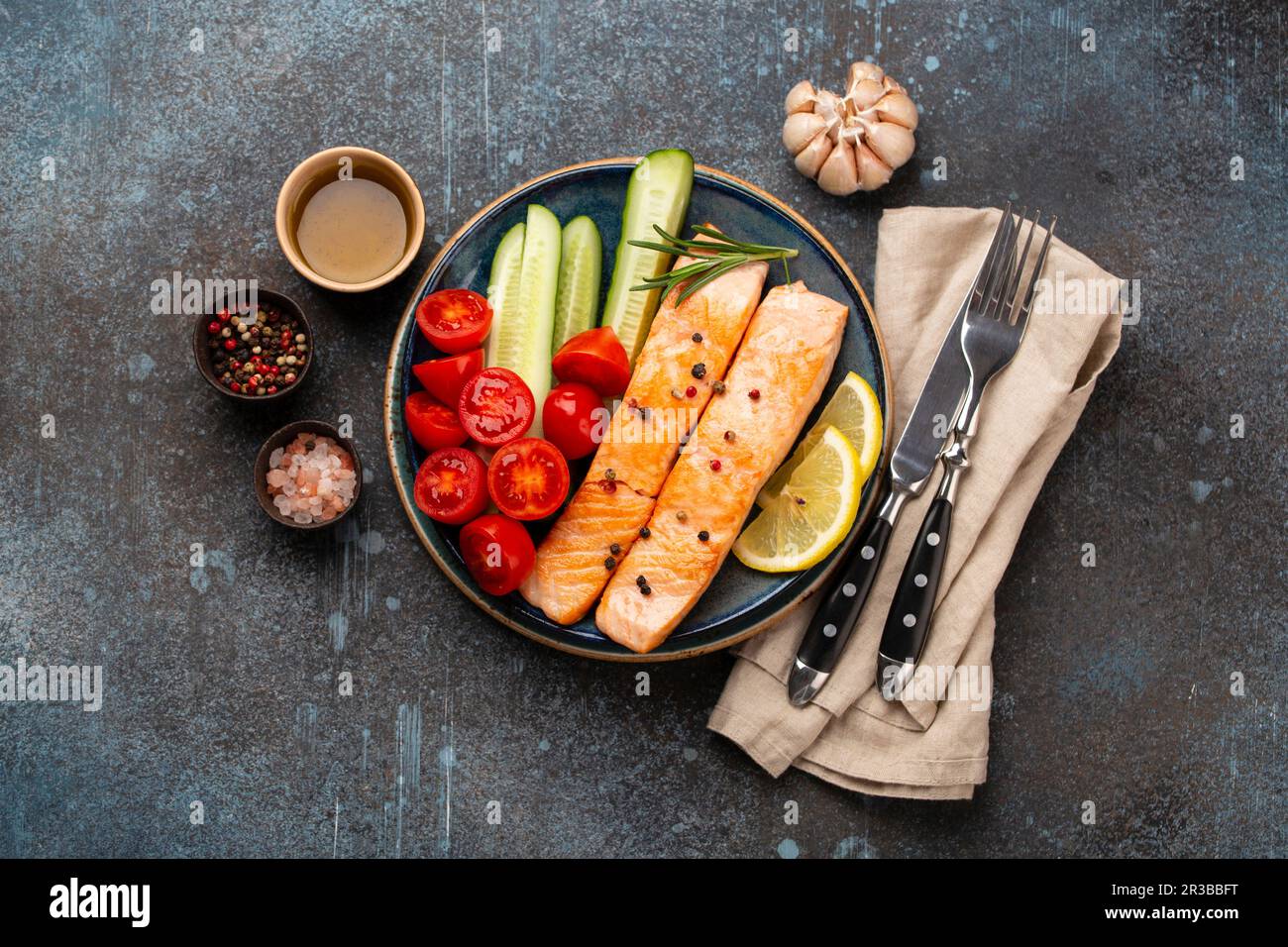 Geröstetes Lachssteak mit aufgeschnittenem frischem Gemüse Stockfoto