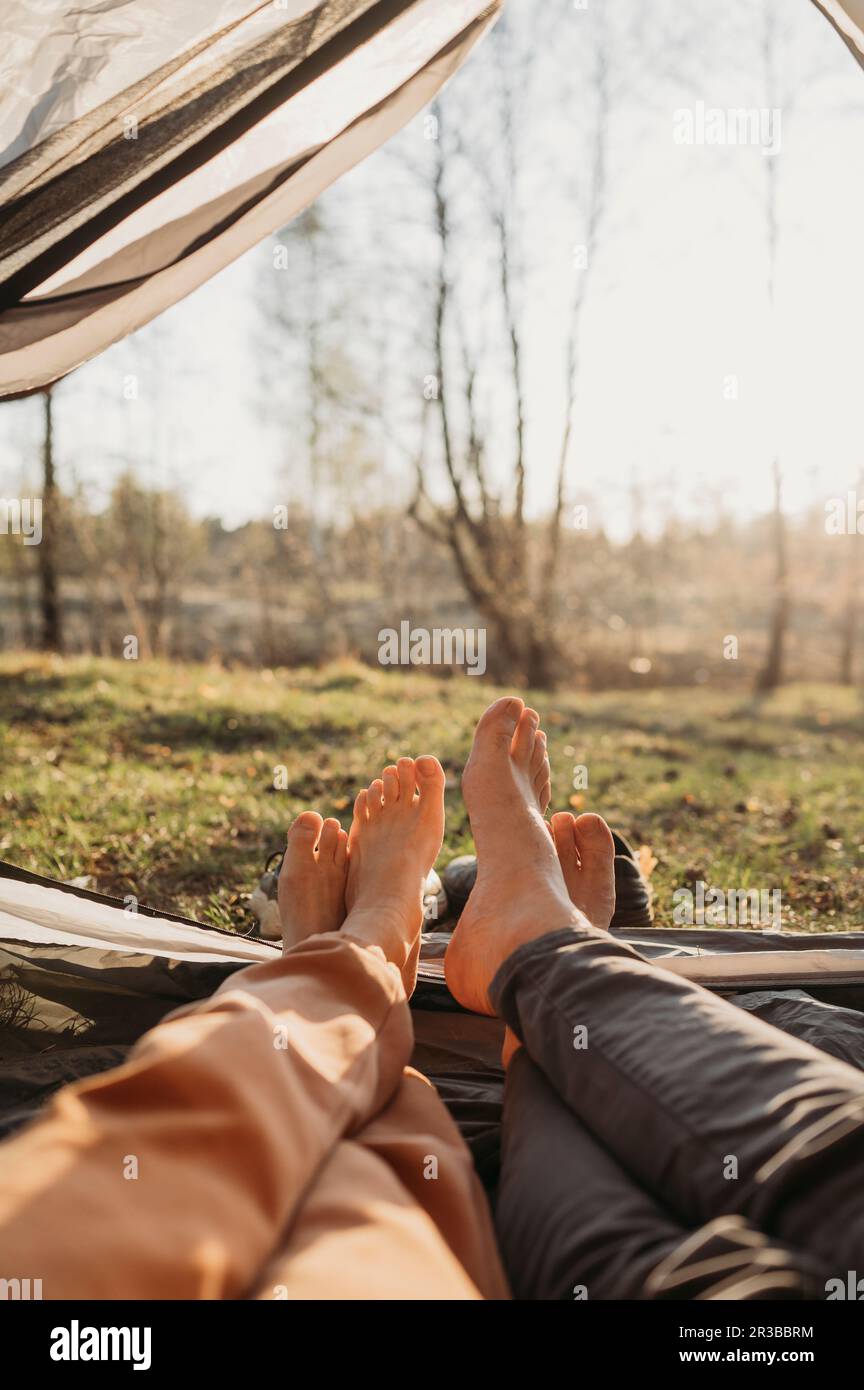 Ein Paar, das sich an einem sonnigen Tag im Zelt entspannt Stockfoto