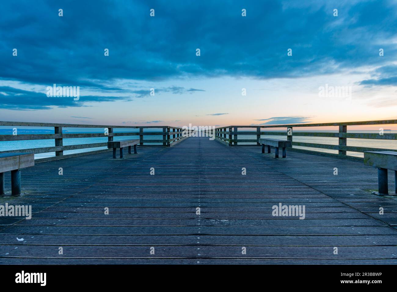 Deutschland, Mecklenburg-Vorpommern, Binz, Wolken über dem Seebrucke Binz Pier in der Dämmerung Stockfoto