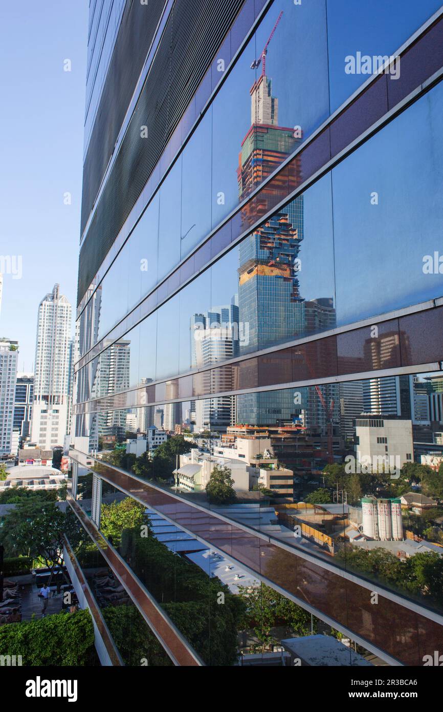 Thailand, Bangkok, Wolkenkratzer, die sich in Glaswänden spiegeln Stockfoto