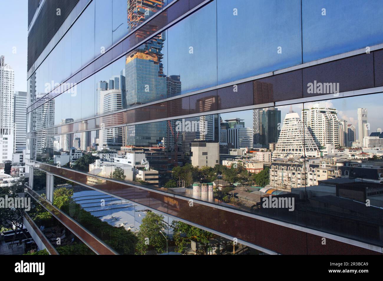Thailand, Bangkok, Wolkenkratzer, die sich in Glaswänden spiegeln Stockfoto