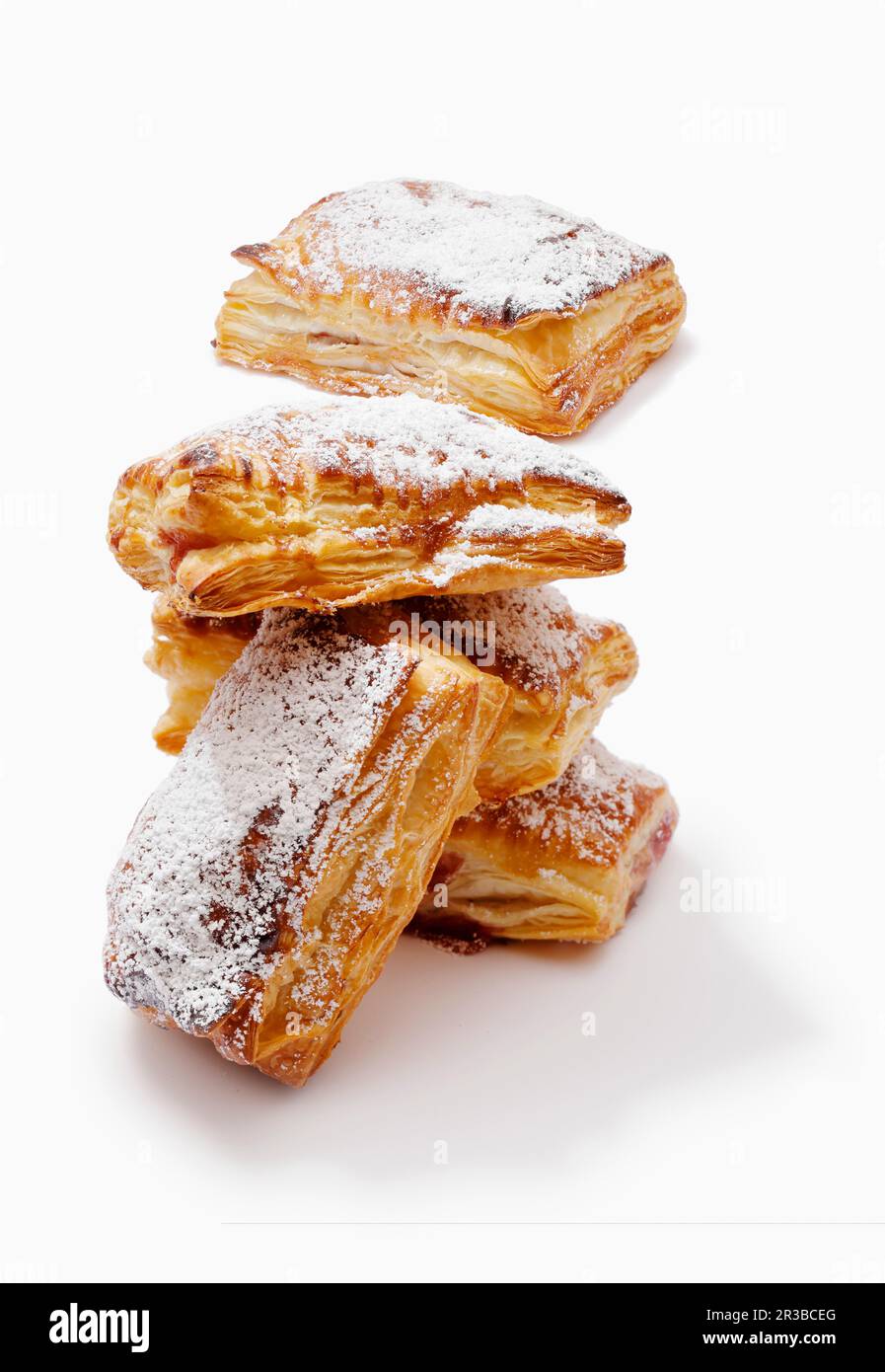 Blättern Sie mit Kirschmarmelade und Puderzucker in die Gebäcktaschen Stockfoto