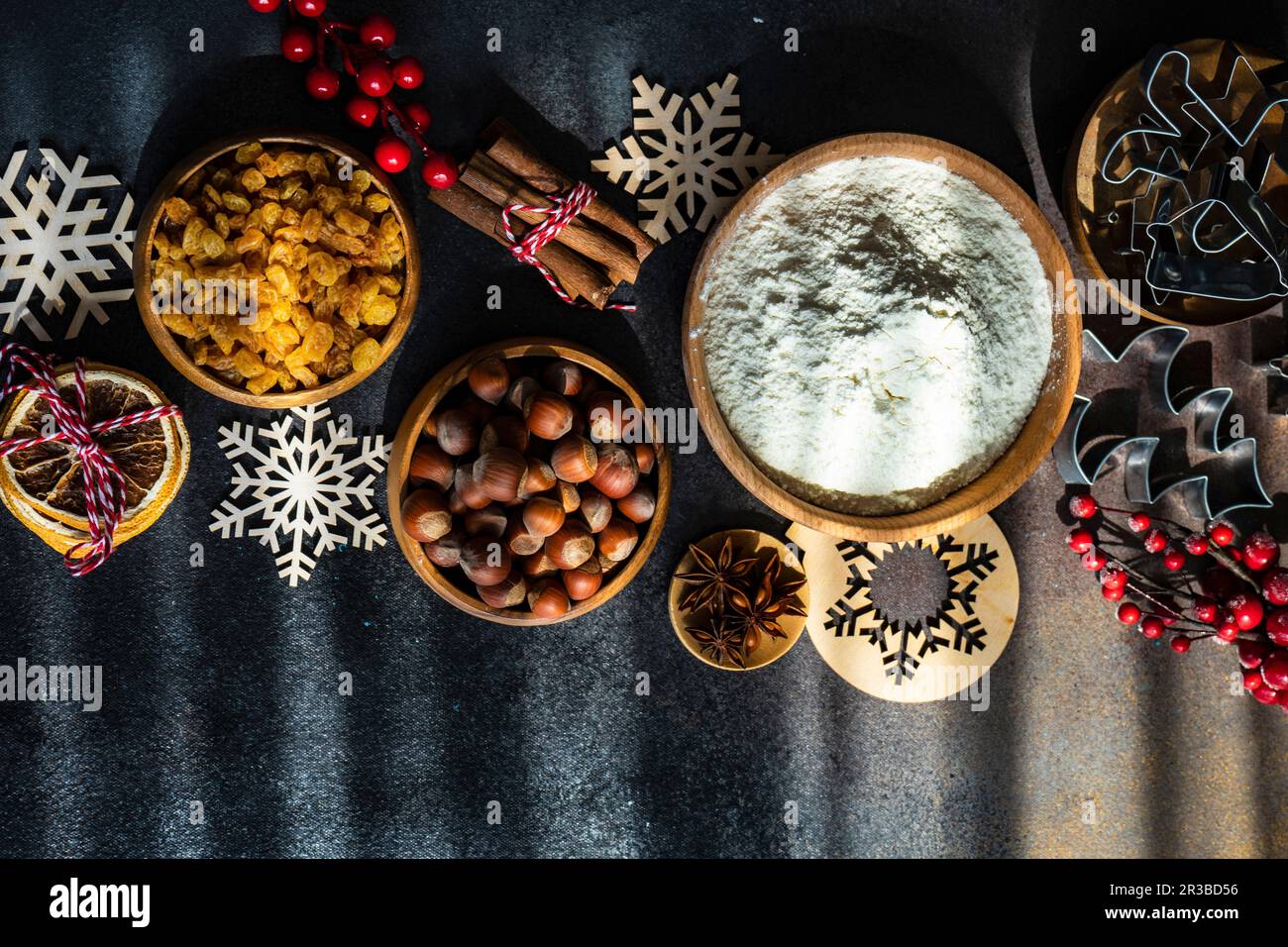 Kochkonzept für Kekse für Weihnachtsferien auf Steinhintergrund mit Kopierbereich Stockfoto