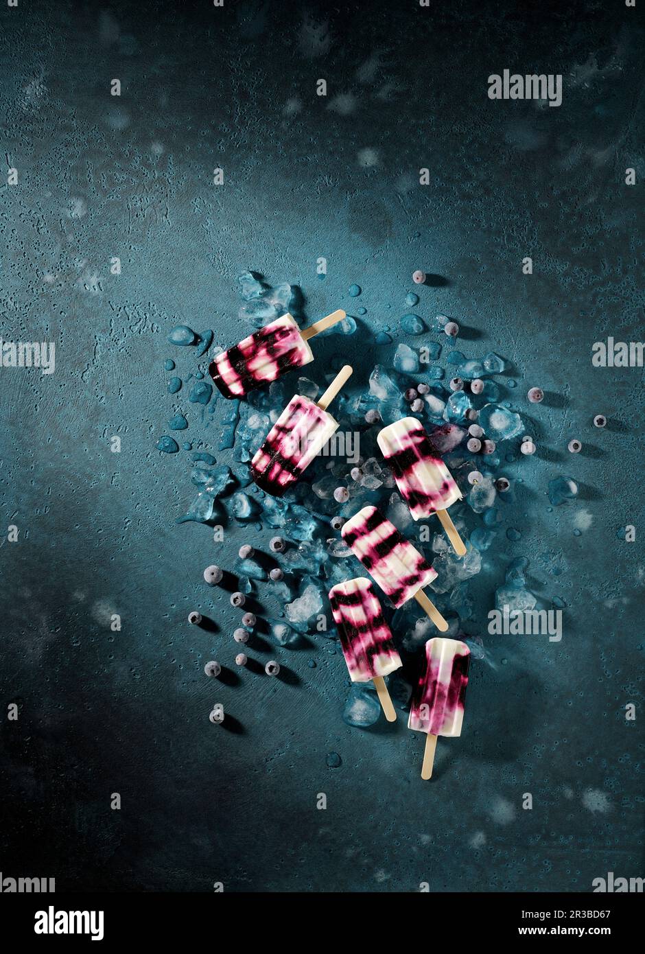 Blaubeerjoghurt Eis am Stiel auf dunkler Oberfläche Stockfoto