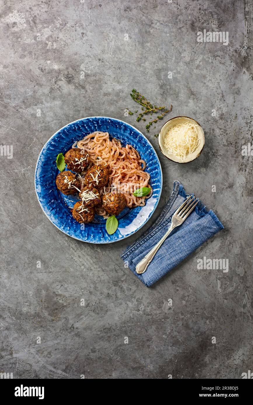 Rind und rote Zwiebeln Fleischbällchen Spaghetti Stockfoto