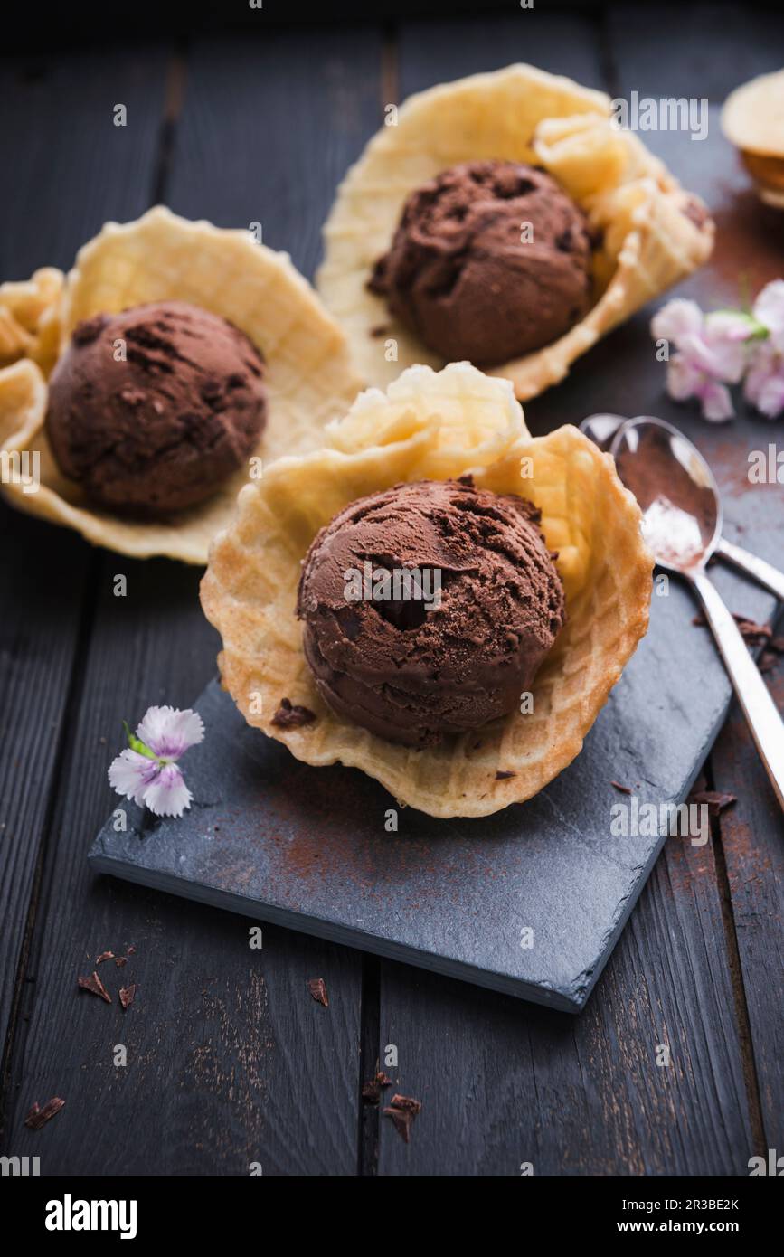 Vegane Schokoladeneis mit Schokoladenchips in Waffelmuscheln Stockfoto