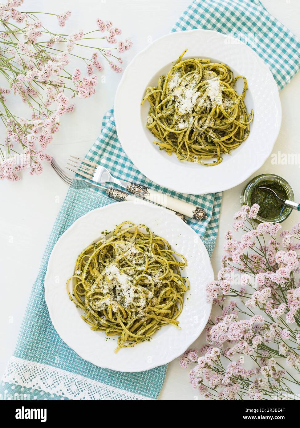 Linguine mit traditionellem Basilikum-Pesto Stockfoto