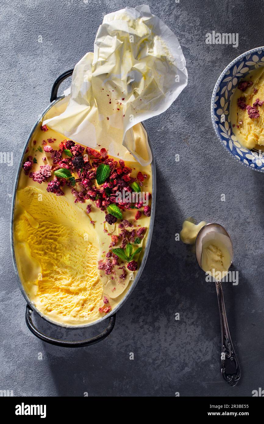 Parfait mit Himbeerflocken und Minzblättern Stockfoto