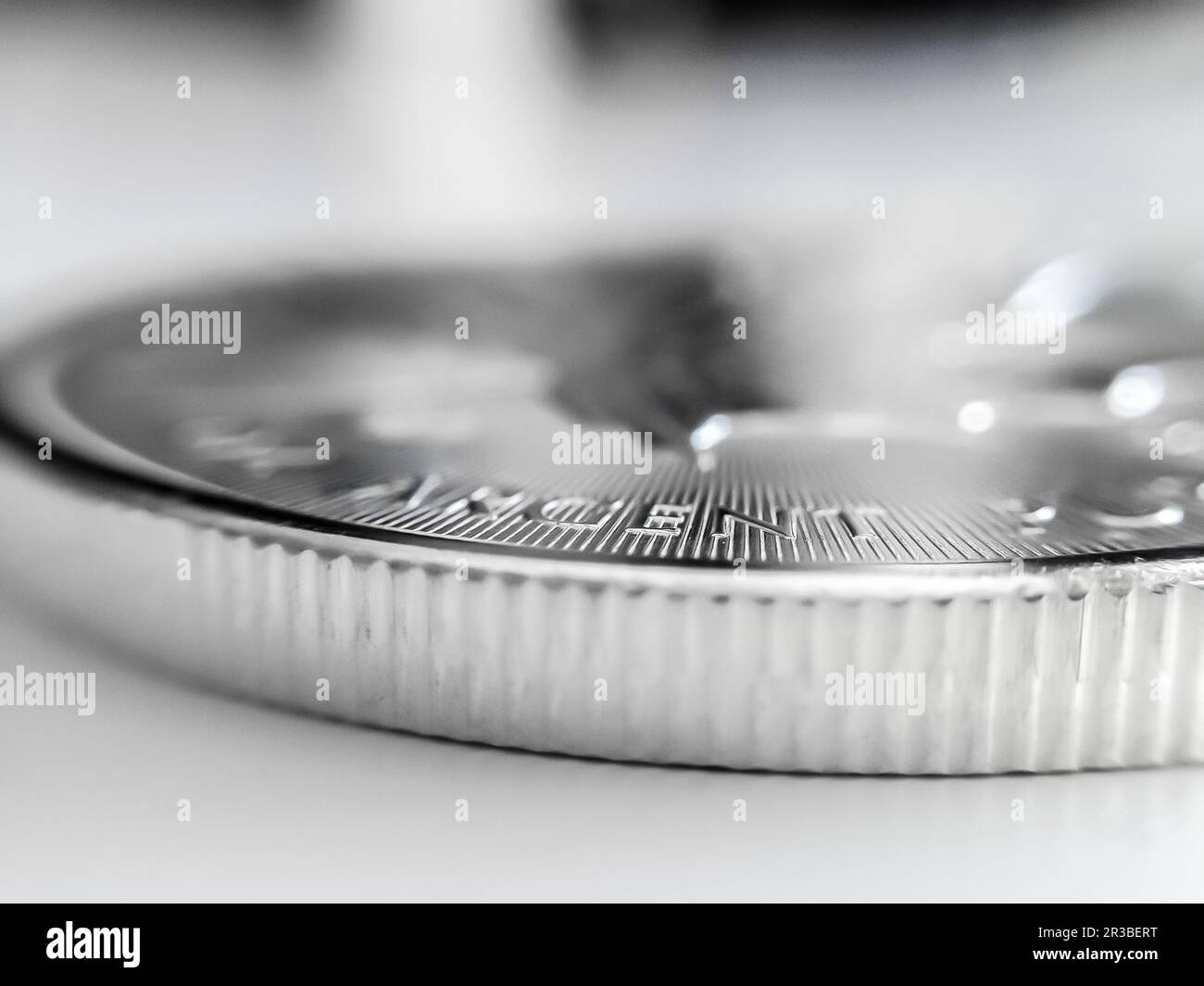 Makro Nahaufnahme eines 999% Silber kanadische Maple Leaf Gold Münze Stockfoto