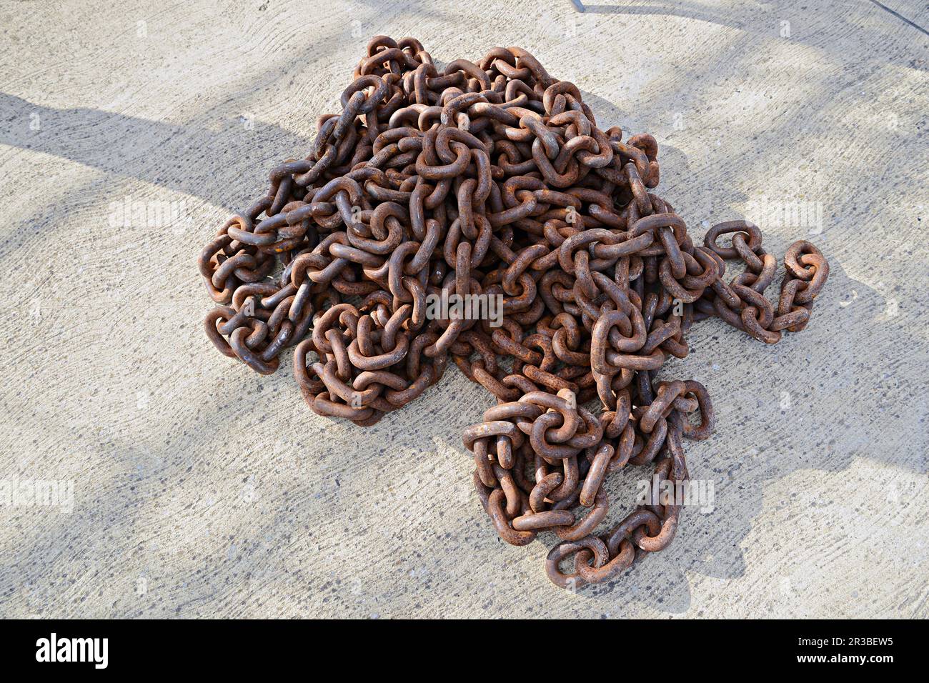 Schwermetallketten für Boote auf Betonboden Stockfoto