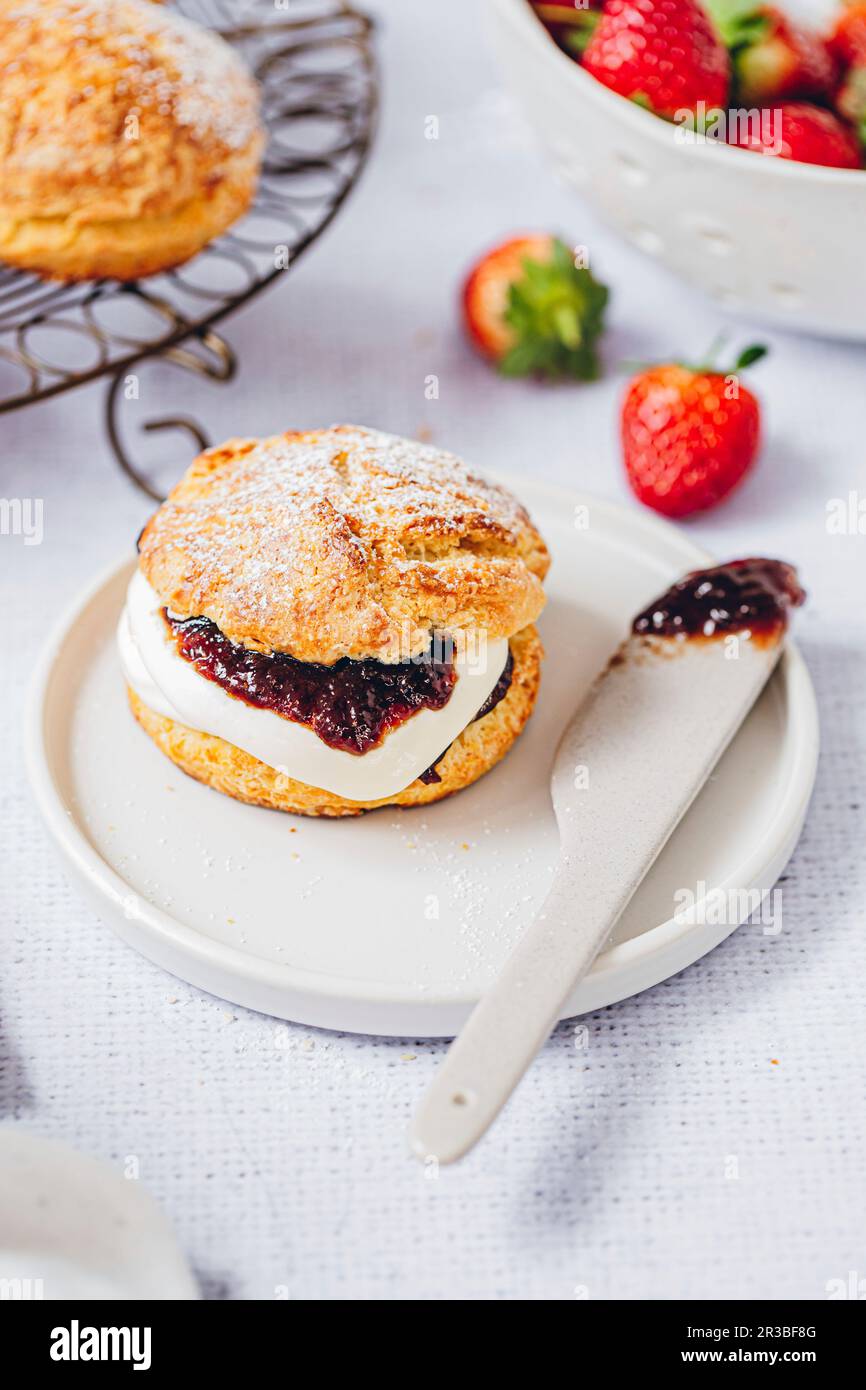 Klassische Scones mit Sahne und Erdbeermarmelade Stockfoto