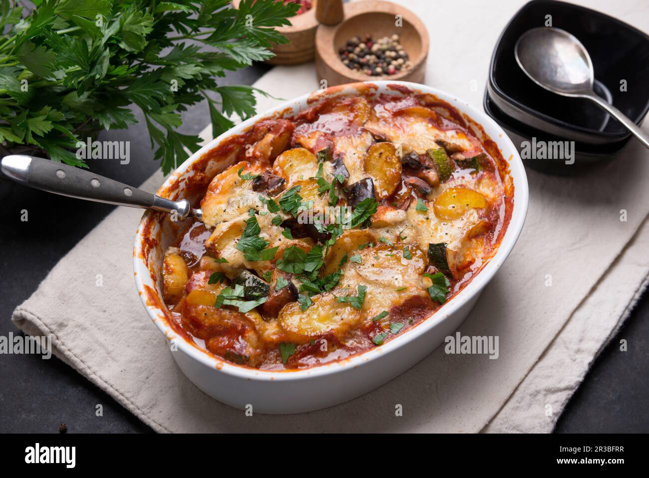 Vegane Kartoffeln, Aubergine und Zucchini-Backwaren Stockfoto