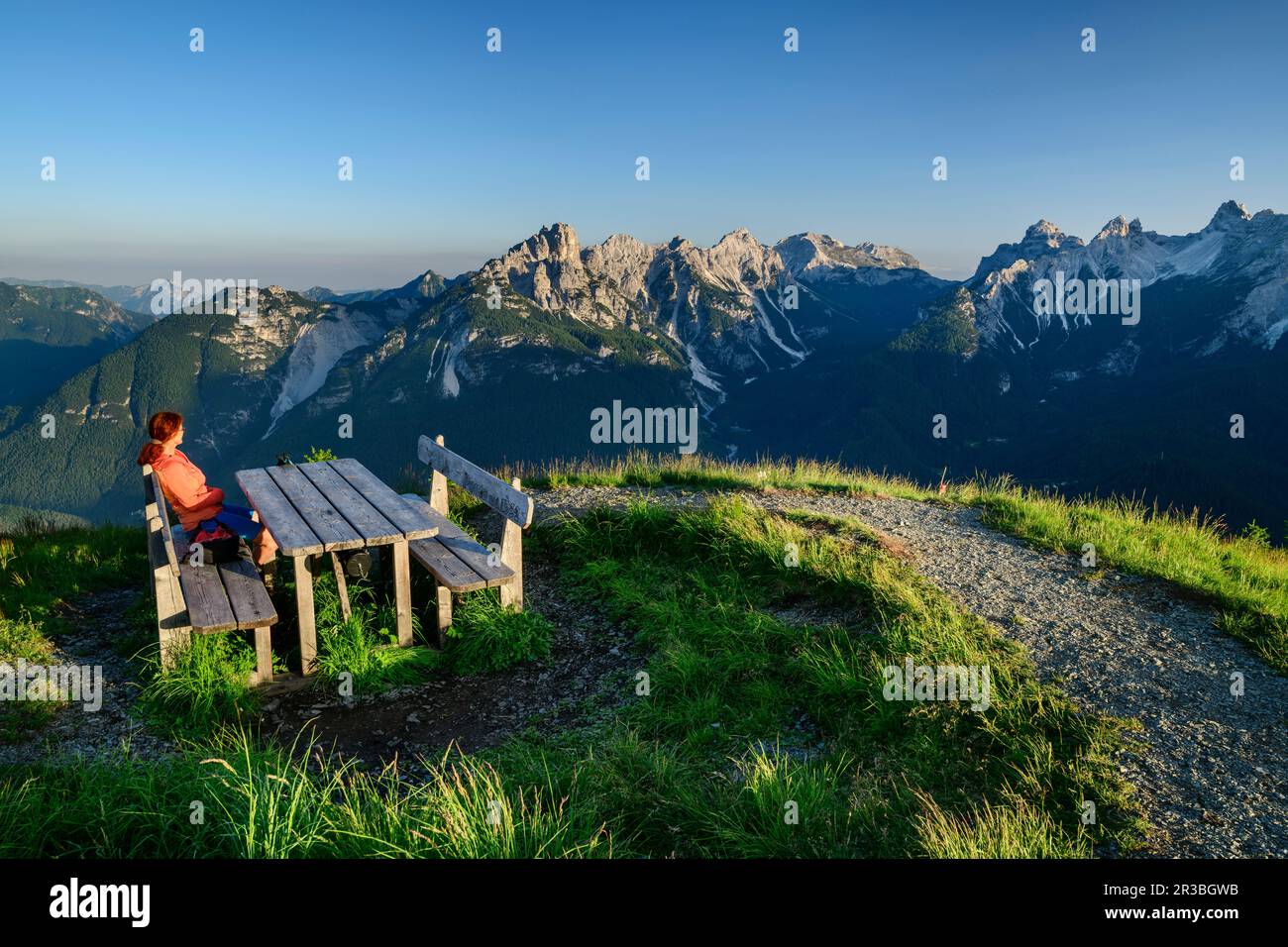 Italien, Provinz Belluno, weibliche Wanderer, die auf dem Gipfel des Monte Punta sitzt Stockfoto