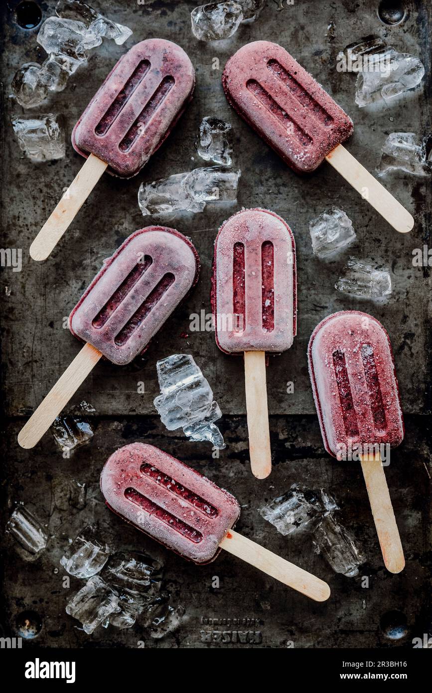 Eiscreme auf einem Stock mit Waldfruchtgeschmack Stockfoto