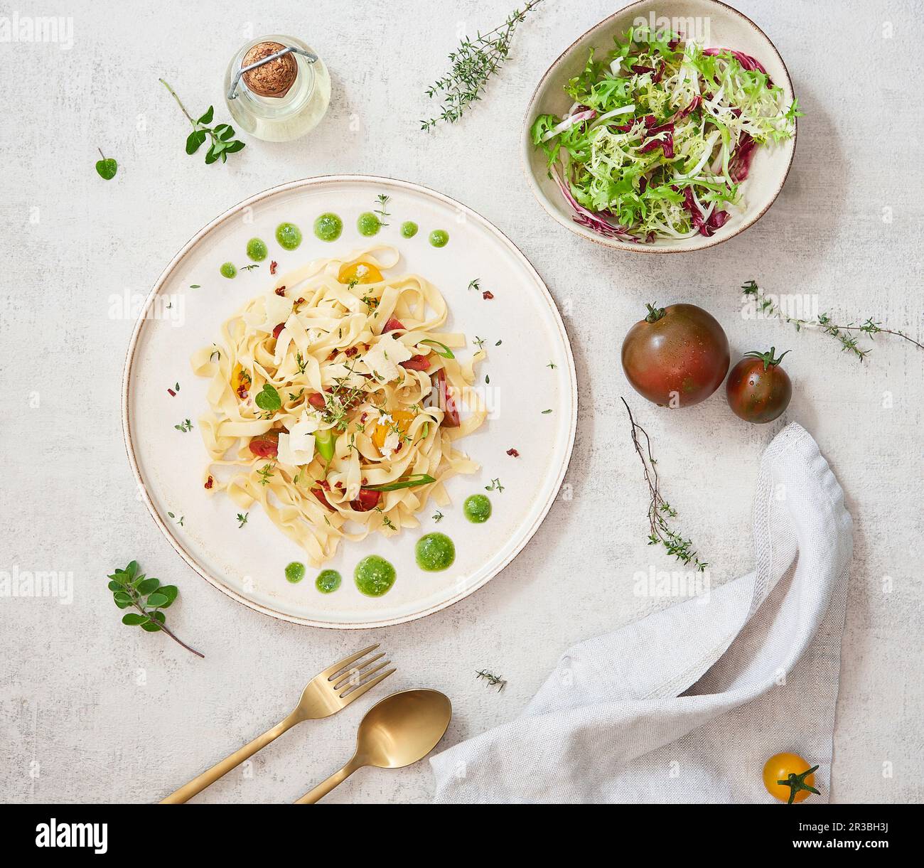 Hausgemachte Ribbon-Nudeln mit Tomaten, Thymian, Oregano, Lauch und Pesto Stockfoto