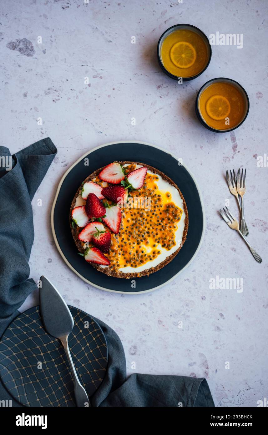 Passionsfrucht-Joghurt-Tarte mit Erdbeeren Stockfoto