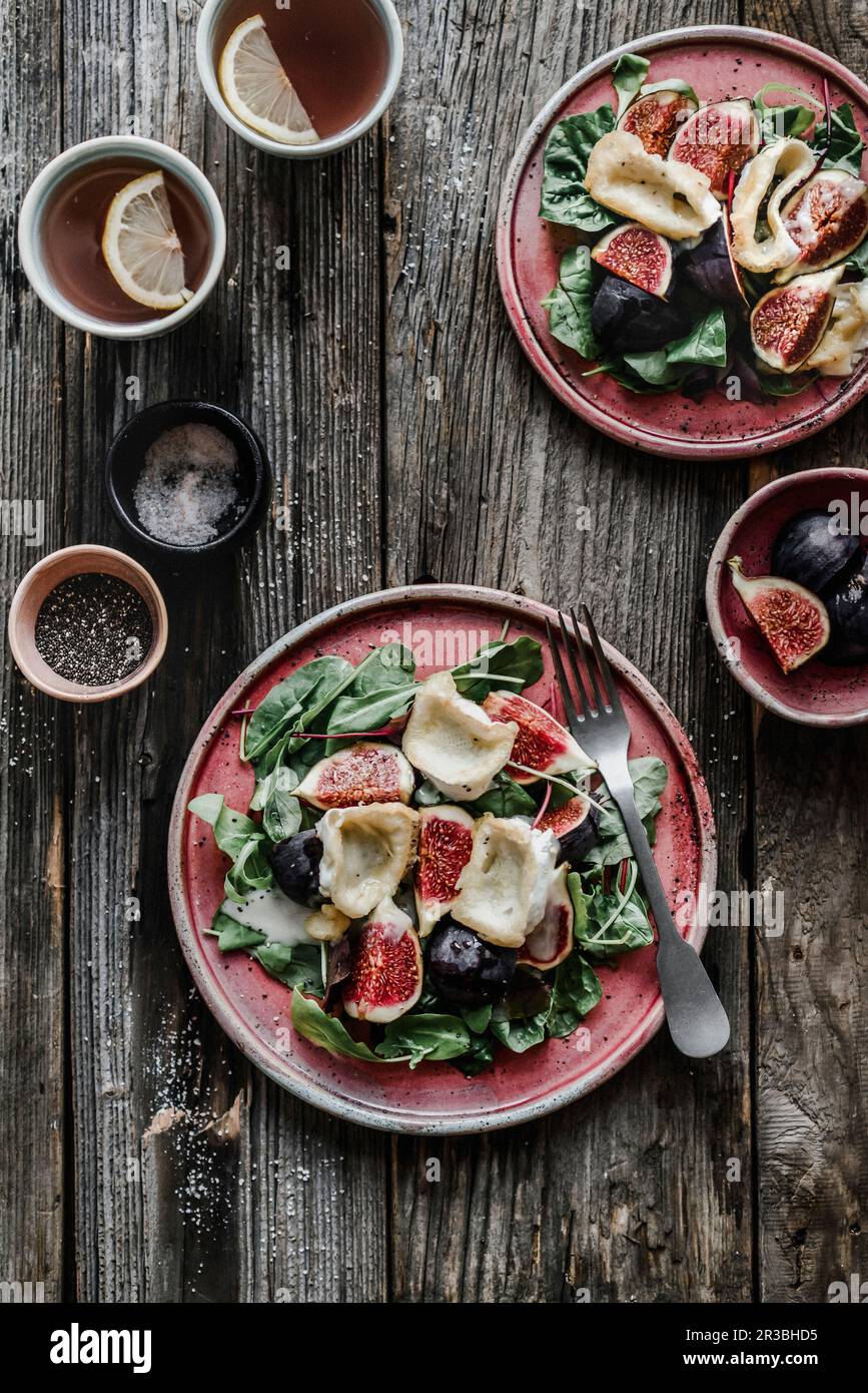 Salat mit Feigen, Ziegenkäse und Spinat Stockfoto