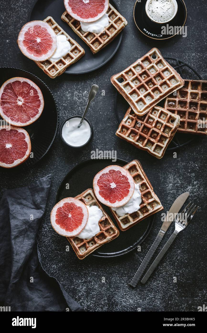 Waffeln mit Schlagsahne und Grapefruit Stockfoto