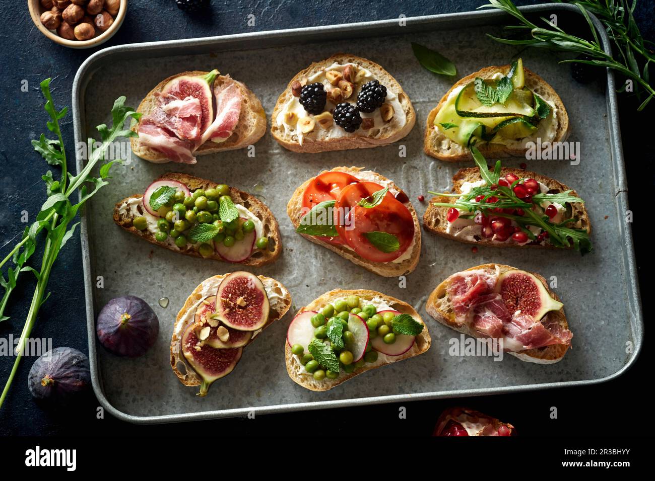 Verschiedene Bruschettas mit Belägen Stockfoto