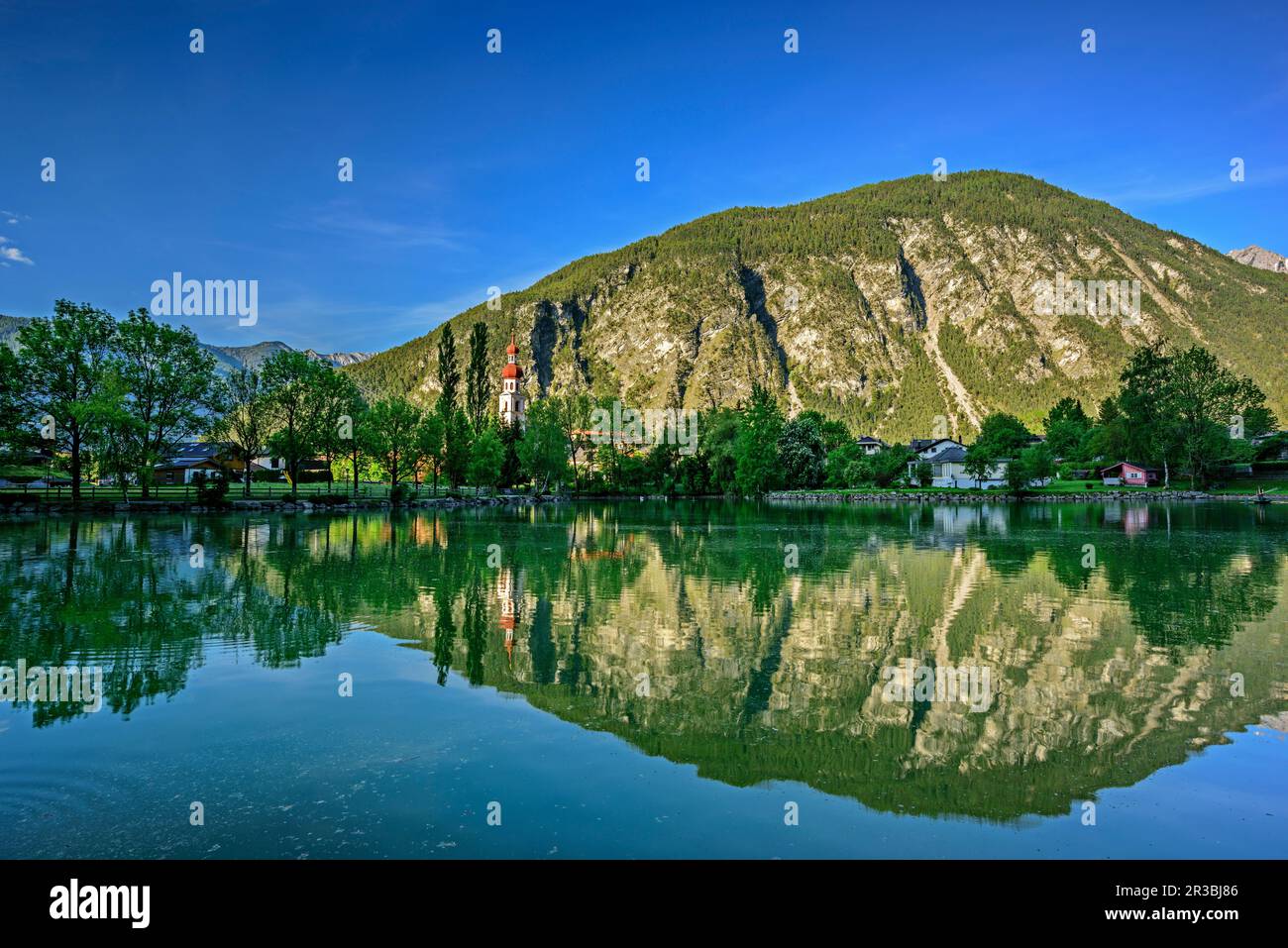 Österreich, Tirol, Nassereith, Hügel, die sich in Nasserosee spiegeln Stockfoto