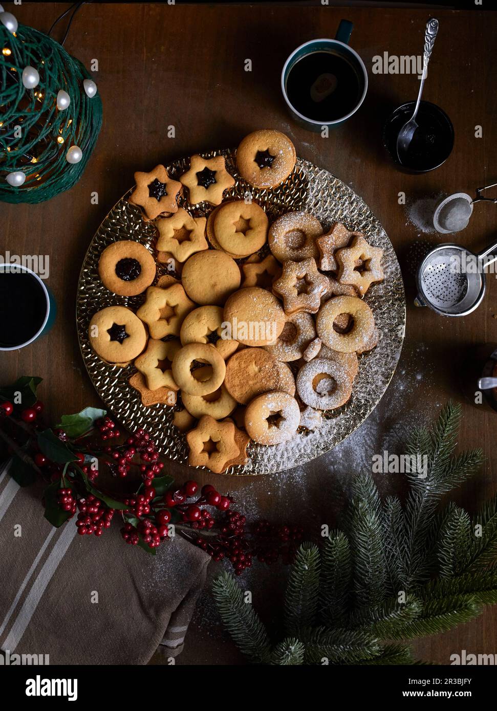 Frisch gebackene Linzer Kekse Stockfoto