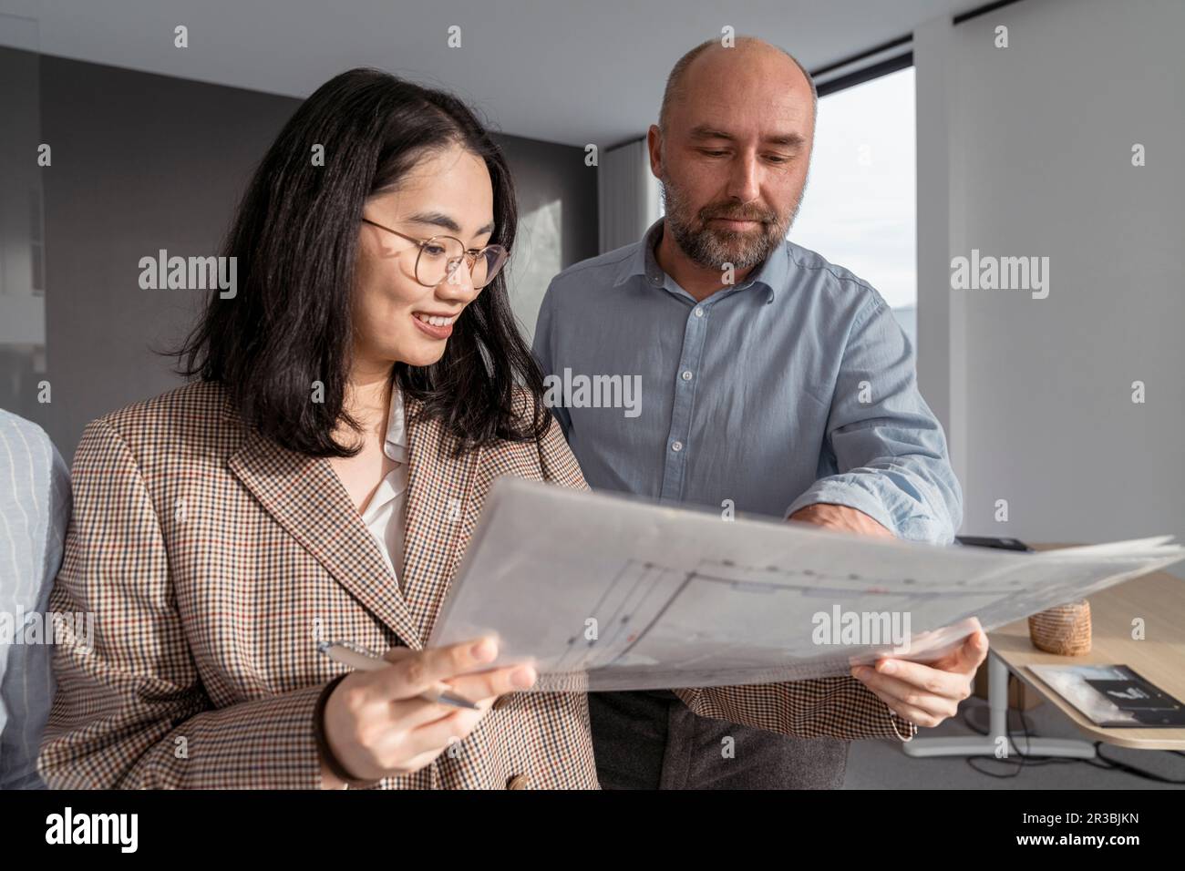 Geschäftsmann und Geschäftsfrau arbeiten gemeinsam an einem architektonischen Projekt im Büro Stockfoto