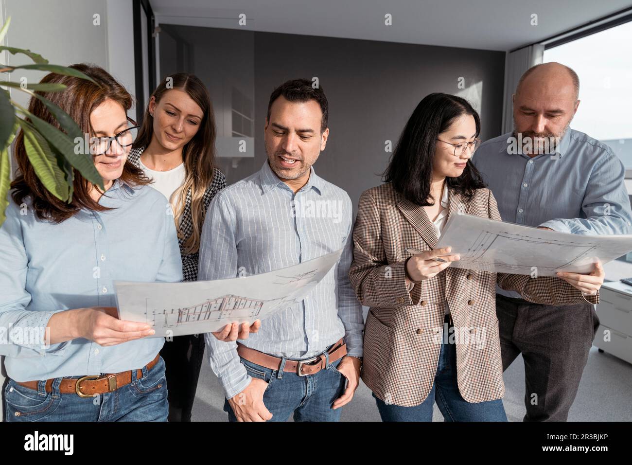 Geschäftsleute arbeiten gemeinsam an einem Architekturprojekt im Büro Stockfoto