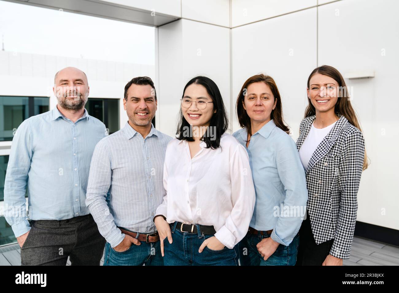 Porträt eines selbstbewussten Business-Teams auf der Terrasse des Bürogebäudes Stockfoto