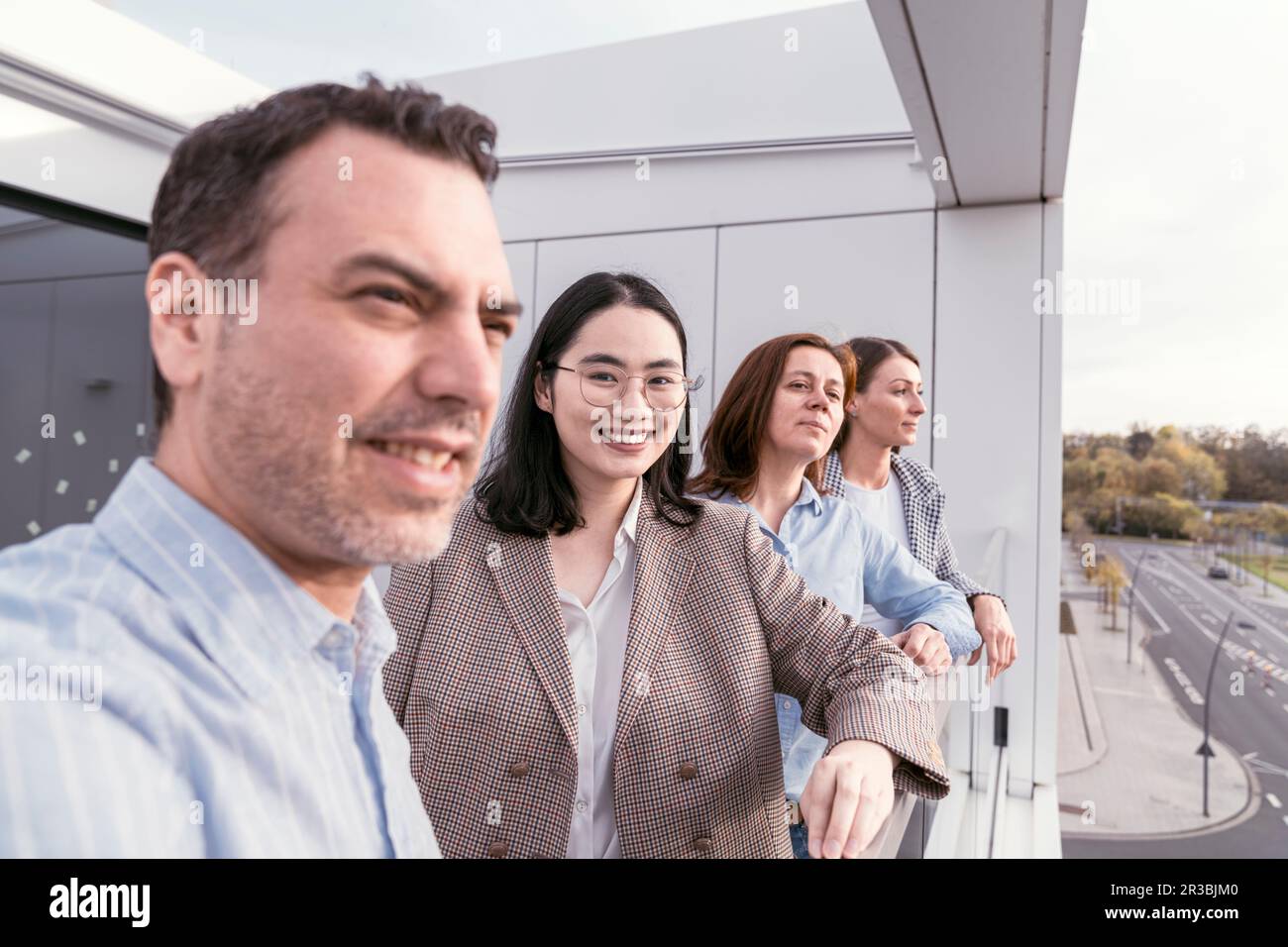 Selbstbewusstes Business-Team auf der Terrasse des Bürogebäudes Stockfoto