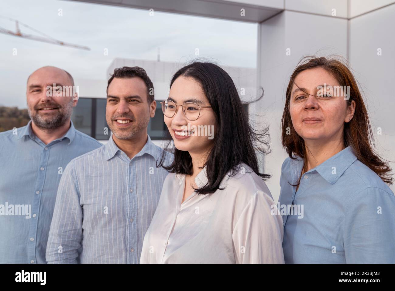 Selbstbewusstes Business-Team auf der Terrasse des Bürogebäudes Stockfoto