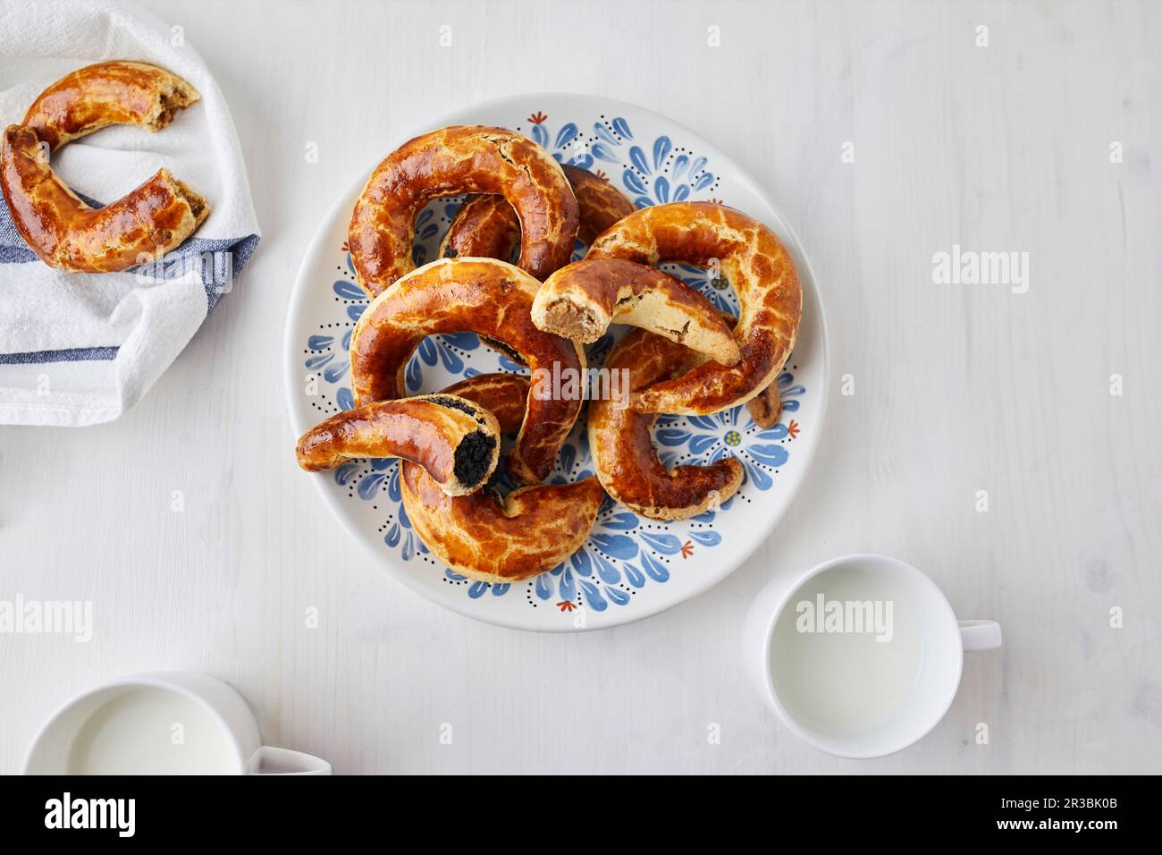 Bratislavské rozky, sichelförmiges Dessert gefüllt mit Mohn- oder Nussfüllung Stockfoto