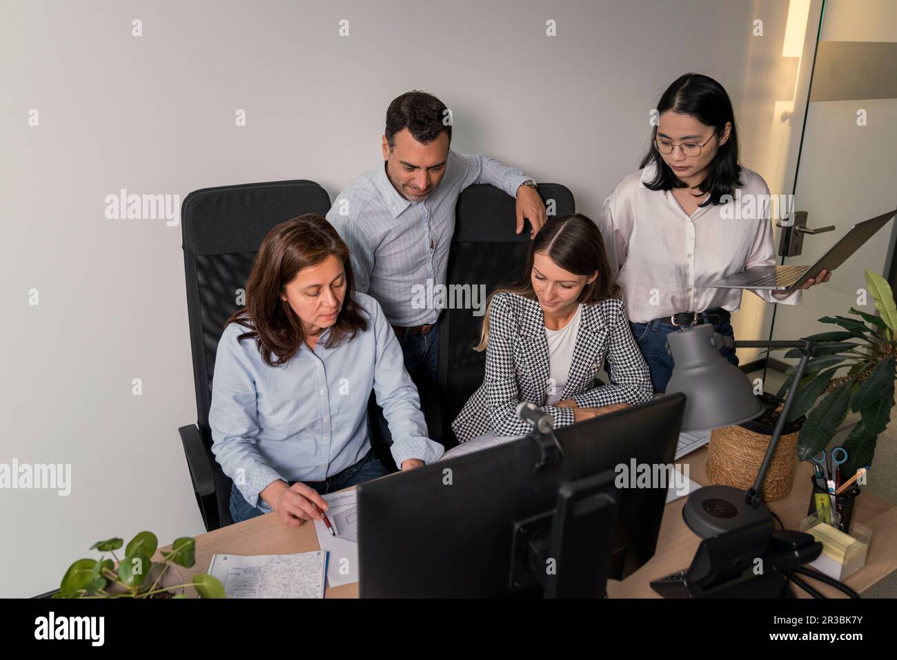Geschäftsleute arbeiten gemeinsam an einem Architekturprojekt im Büro Stockfoto
