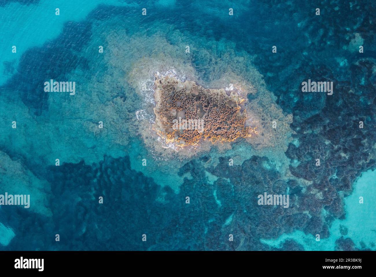 Spanien, Balearen, Formentera, Blick auf die Drohne auf eine kleine Mittelmeerinsel Stockfoto